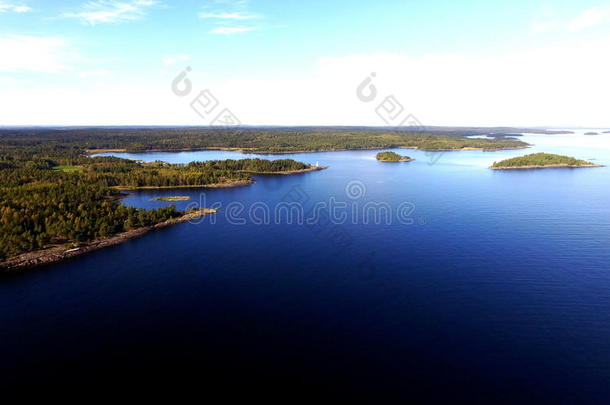 空中俯瞰优越湖，岛屿，岩石海岸线