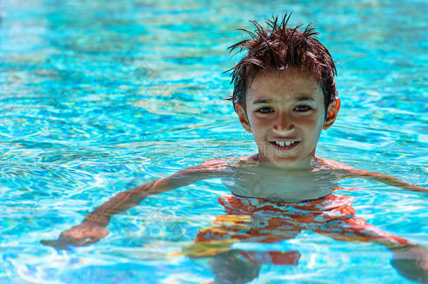 男孩孩子八岁在游泳池里画像快乐有趣明亮的一天