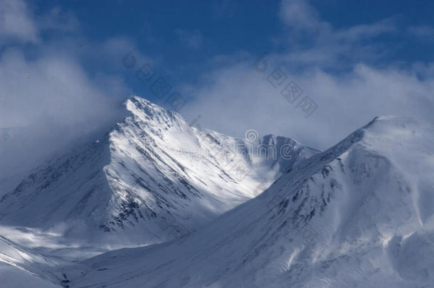 阿拉斯加。山。冰雪蓝天的冬季景观。