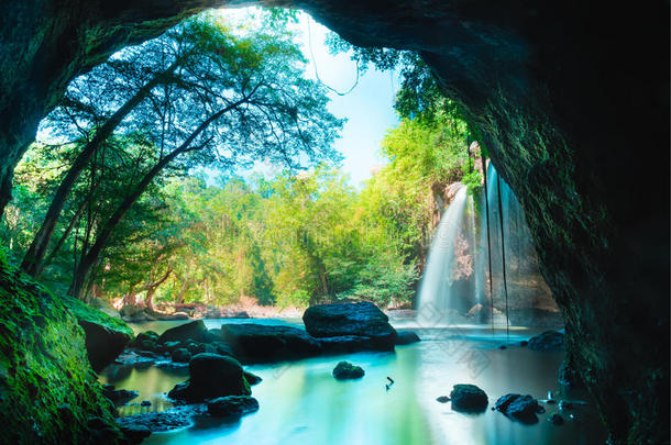 惊人的洞穴在深森林与美丽的瀑布背景在豪耀苏瓦特瀑布在浩耀国家公园