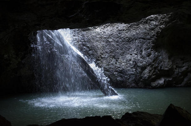 澳大利亚瀑布洞穴