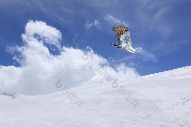 在山上飞滑雪者。 极限运动。