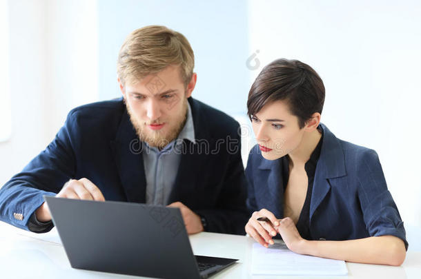 商务人士在使用笔记本电脑开会时讨论想法