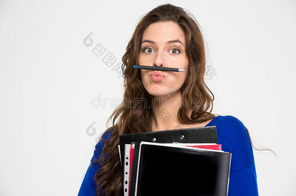 有趣的滑稽女人用钢笔做滑稽的脸