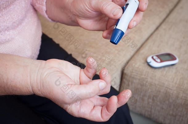 女人做高血糖测试。