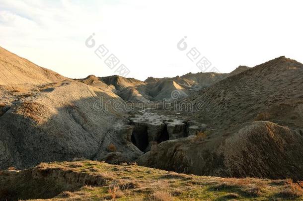 阿塞拜疆山丘上的淤泥侵蚀了通道和洞穴