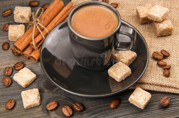 一杯咖啡，红<strong>糖</strong>，<strong>豆</strong>类和肉桂在木制和麻布背景上。
