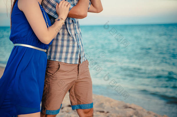 一对年轻的夫妇在潮湿的圣上享受盛夏的午后