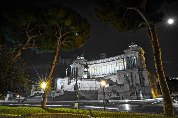 伊曼纽尔II纪念碑和阿尔塔雷德拉帕特里亚在一个<strong>夏天</strong>的<strong>夜晚</strong>，靠近罗马，意大利的树