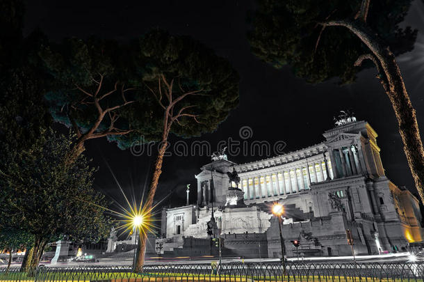 伊曼纽尔II纪念碑和阿尔塔雷德拉帕特里亚在一个<strong>夏天</strong>的<strong>夜晚</strong>，靠近罗马，意大利的树