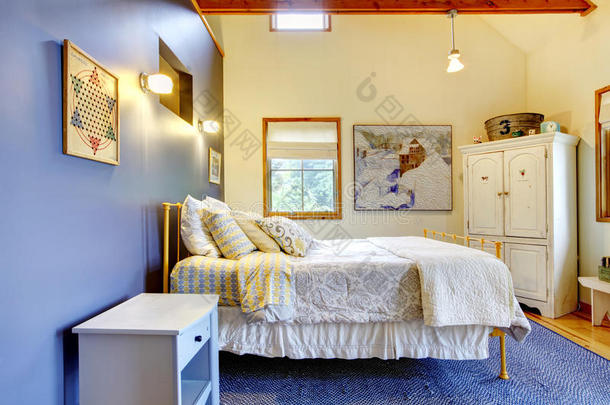 彩色卧室，蓝色室内装饰和白色床上用品。