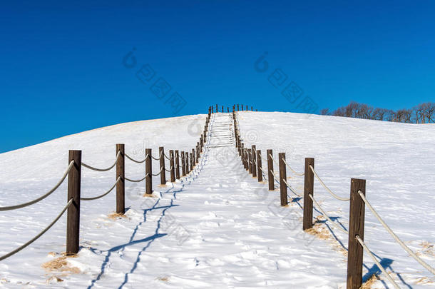 美丽的雪<strong>楼梯走道</strong>和天空覆盖着雪，温特