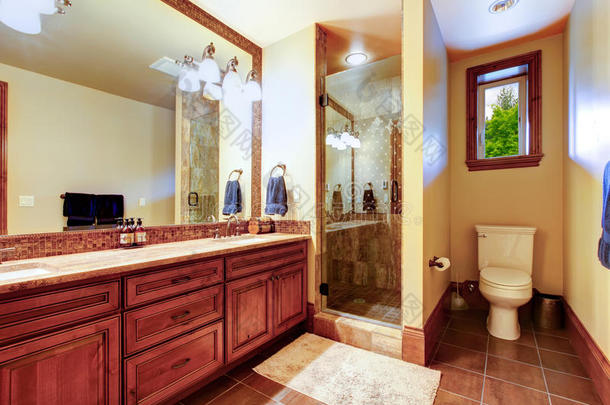 优雅的<strong>浴室</strong>，内部有温暖的颜色。