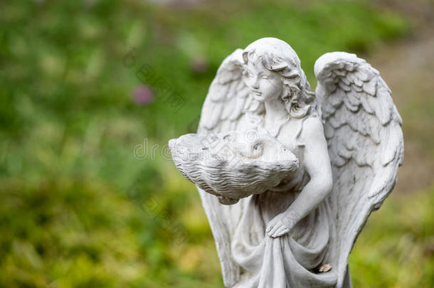 天使雕像在自然中在柔和的光线下