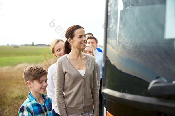 一群快乐的乘客登上<strong>旅行巴士</strong>