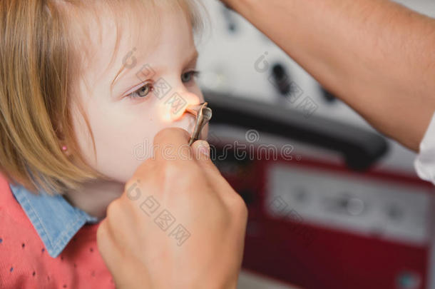 医生用耳镜检查耳朵给女孩病人
