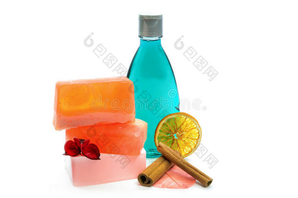 手工肥皂，蓝色淋浴<strong>凝胶</strong>瓶和肉桂。