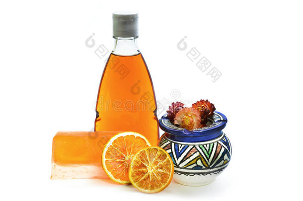 手工肥皂，橙色淋浴凝胶瓶和花瓶。 在白色背景上
