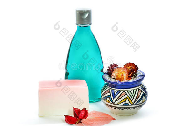 手工肥皂，蓝色淋浴凝胶瓶和花瓶。