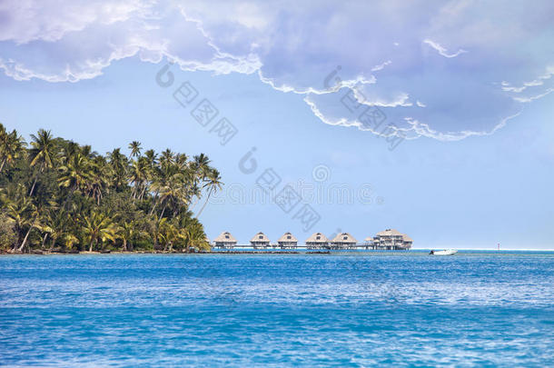 波利尼西亚风景-海边有棕榈树和小房子在水面上