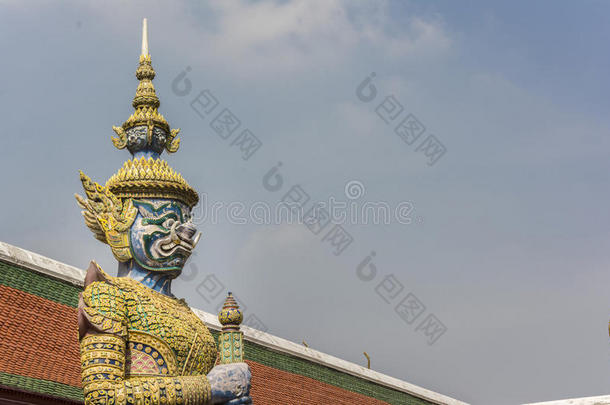 巨大的恶魔守护者在瓦法卡尤寺，皇宫曼谷。
