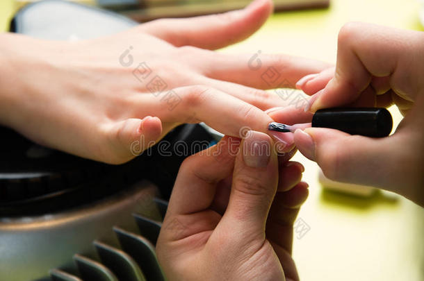 一位在<strong>美甲</strong>沙龙接受指甲锉美容师修剪指甲的妇女的特写镜头。 去修指甲的女人。 美容