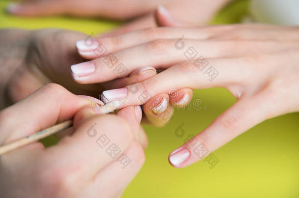 一位在<strong>美甲</strong>沙龙接受指甲锉美容师修剪指甲的妇女的特写镜头。 去修指甲的女人。 美容