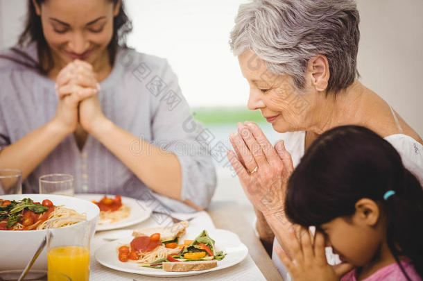 一家人在饭前一起祈祷