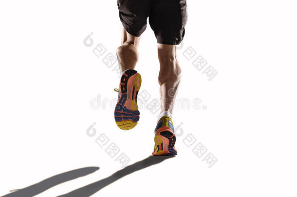 运动腿和<strong>跑鞋</strong>的运动男子慢跑在<strong>健身</strong>健康耐力概念在广告风格