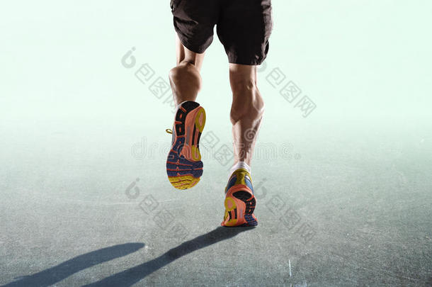 运动腿和跑鞋的运动男子慢跑隔离在健身健康耐力概念的广告风格