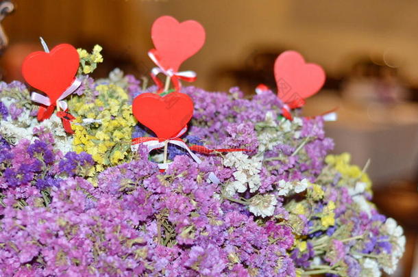 紫色花朵中装饰红色的心