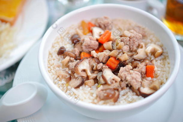 早餐煮米饭猪肉或糊状。