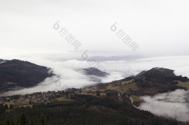 雾中的高山村庄。法国，罗纳阿尔卑斯山