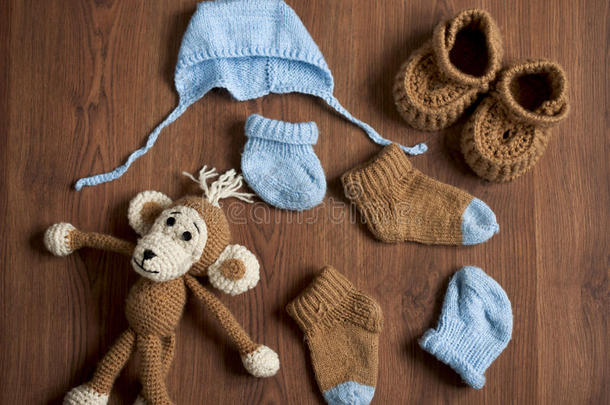 平躺儿童针织服装和猴子玩具