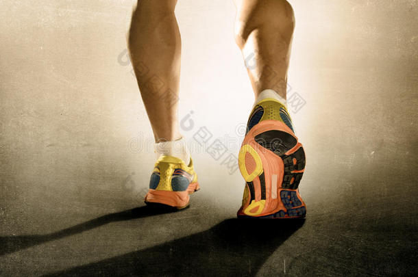 关闭脚跑鞋和强壮的运动腿运动男子慢跑健身训练锻炼