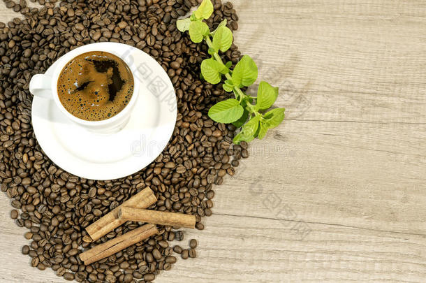 一杯新鲜咖啡，咖啡豆，肉桂和薄荷<strong>茶花</strong>