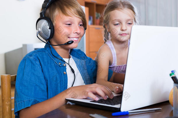 孩子们在<strong>笔记本</strong>电脑上玩在线游戏