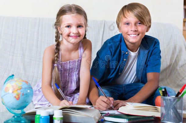 男孩和小妹妹一起写作业