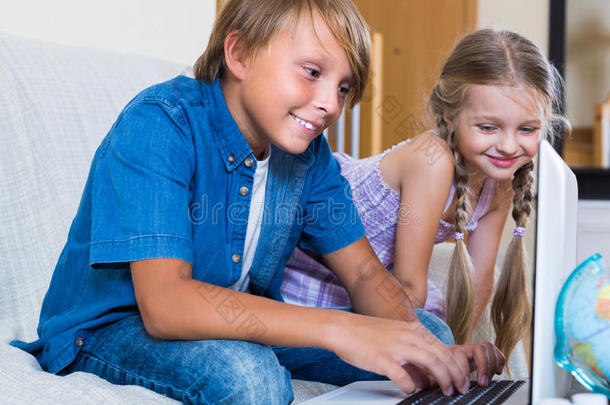 孩子们在<strong>笔记本</strong>电脑上玩在线游戏