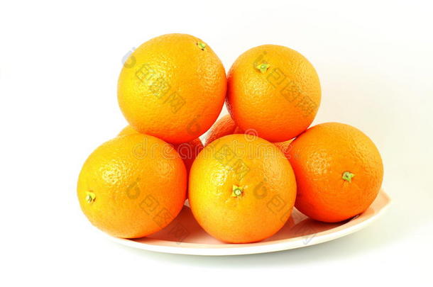 新鲜成熟的橙色水果在盘子中的白色背景
