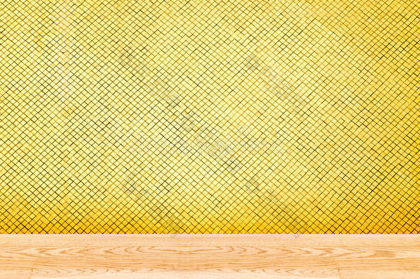 空木桌面在金色马赛克瓷砖墙，模板模拟