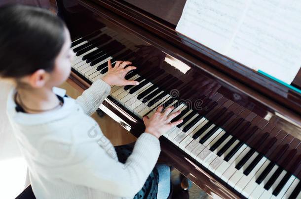 好学生在音乐学校弹钢琴