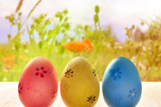 绿色草地上的复活节彩蛋。 春节概念