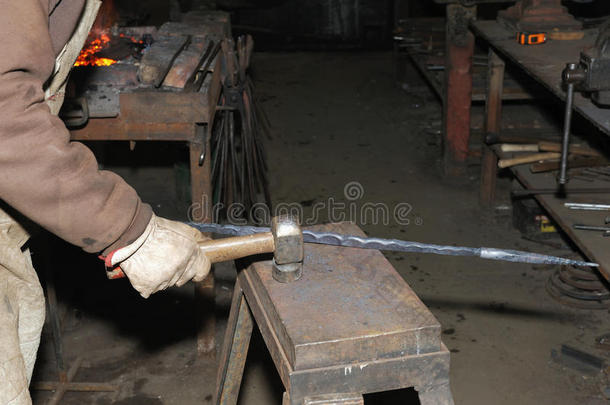 锤打发光的钢-在铁热的时候敲打。