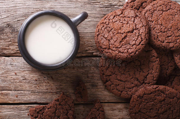 美味的巧克力饼干和牛奶特写。 水平顶部vi