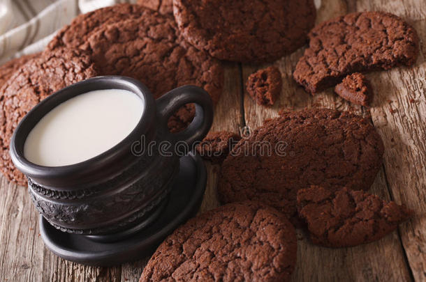 巧克力姜饼饼干和牛奶特写。 水平的