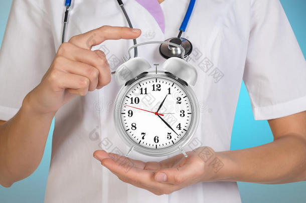 医生点击虚拟时钟正在滴答作响健康