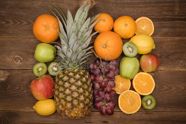 水果背景与橙色，<strong>猕猴桃</strong>，葡萄，<strong>苹果</strong>和<strong>柠檬</strong>在木桌上