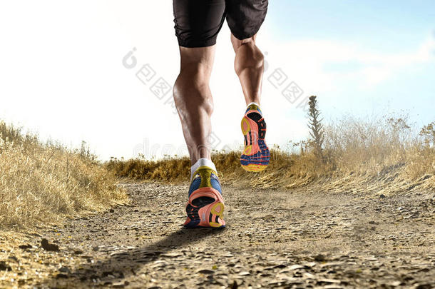 用跑鞋和强壮的运动腿关闭脚，运动男子慢跑在健身训练锻炼