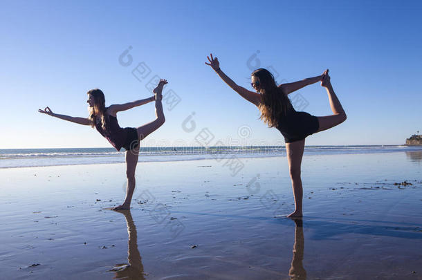 两个女孩在练瑜伽